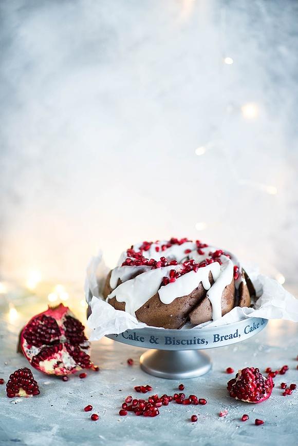 Kakaowa babka z lukrem i granatem