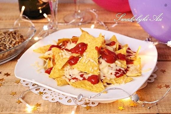 Nachos zapiekane z serem i salsą