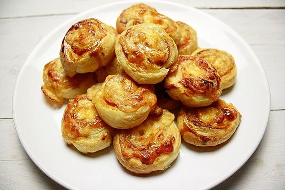Pizzerinki z ciasta francuskiego