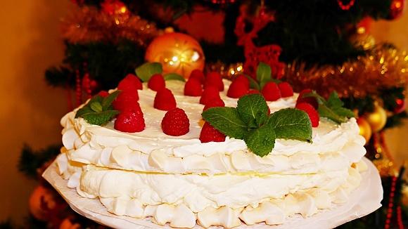 Świąteczny tort bezowy