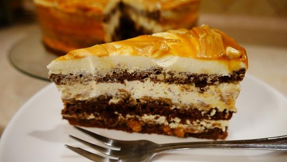 Tort snickers z orzechami i karmelem, dekorowany kawą
