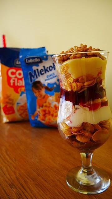 Warstwowy deser z płatkami corn flakes