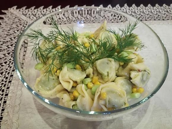 Sałatka z pierożkami torttelloni i ogórkiem