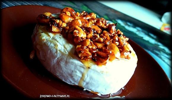 Camembert z orzechami i miodem