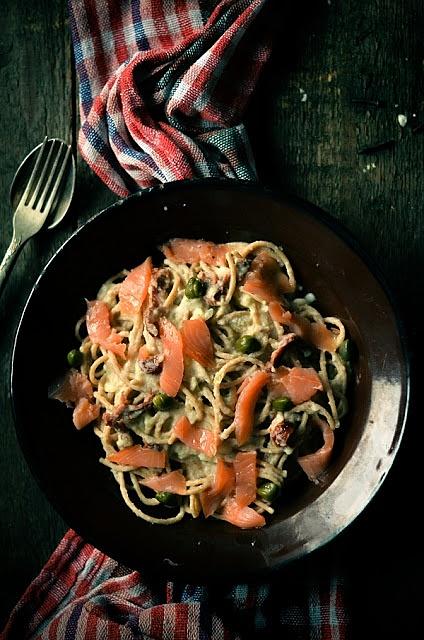Spaghetti w sosie z kalafiora z wędzonym łososiem, kaparami i suszonymi pomidorami