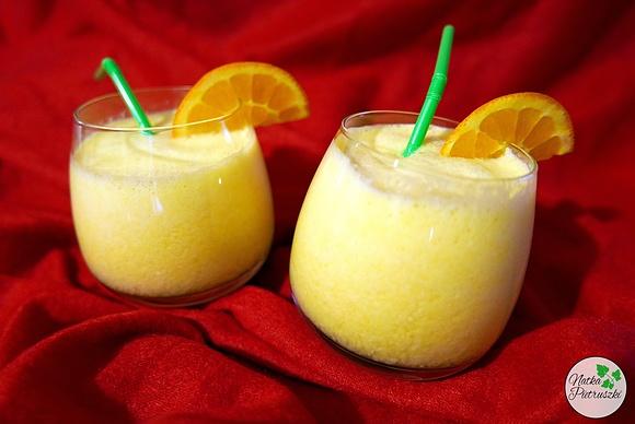 Pomarańczowo-kokosowy koktajl z bananem i imbirem