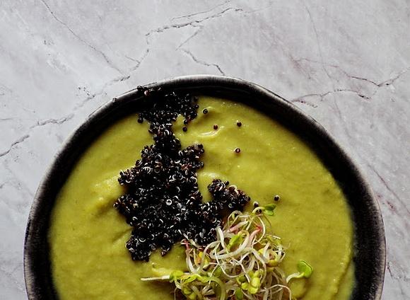 Zupa krem z kalafiora romanesco i parmezanu z czarną quinoą
