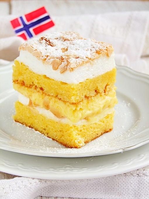 Kvæfjordkake norweskie ciasto z kremem budyniowym i bezą