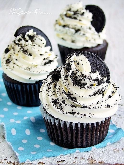 Muffinki Oreo przepis na szybkie i efektowne ciasteczka kakaowe z kremem