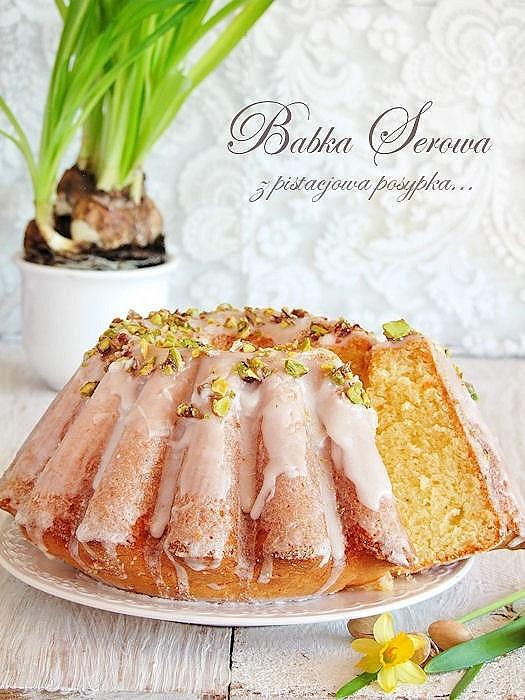 Babka serowa z lukrem i pistacjową posypką