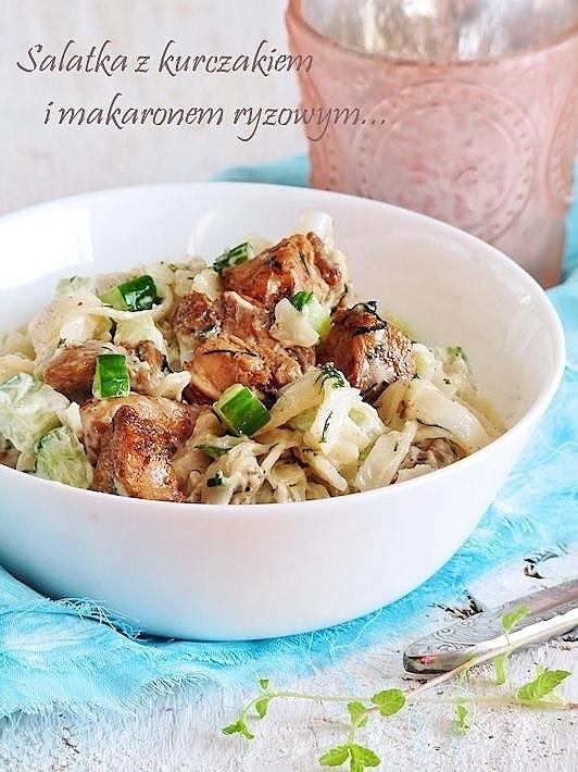 Sałatka z kurczakiem i makaronem ryżowym