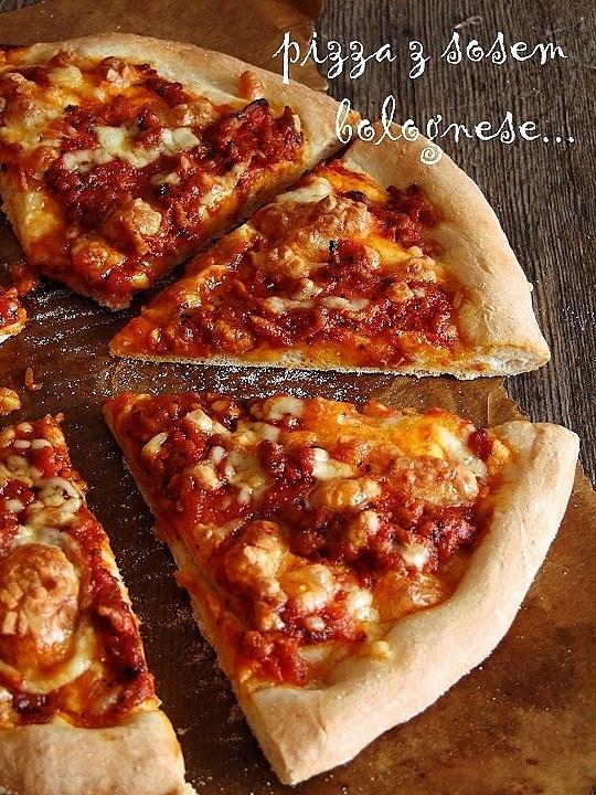 Pizza z sosem bolognese