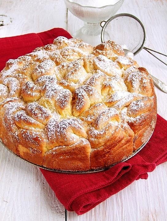 Ciasto drożdżowe w formie różyczek