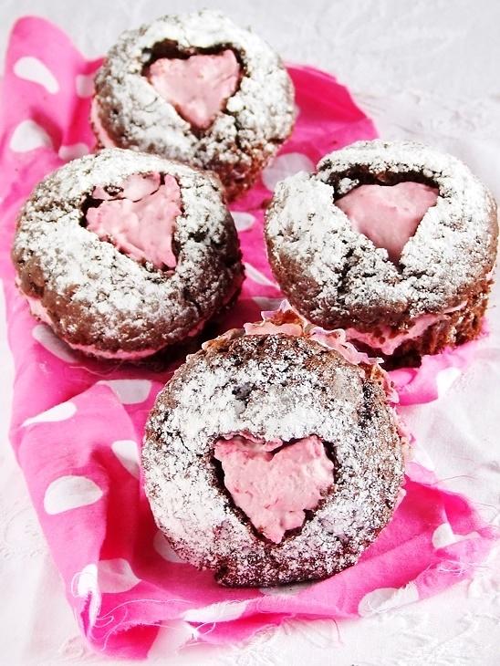 Muffinki czekoladowe z malinowym kremem