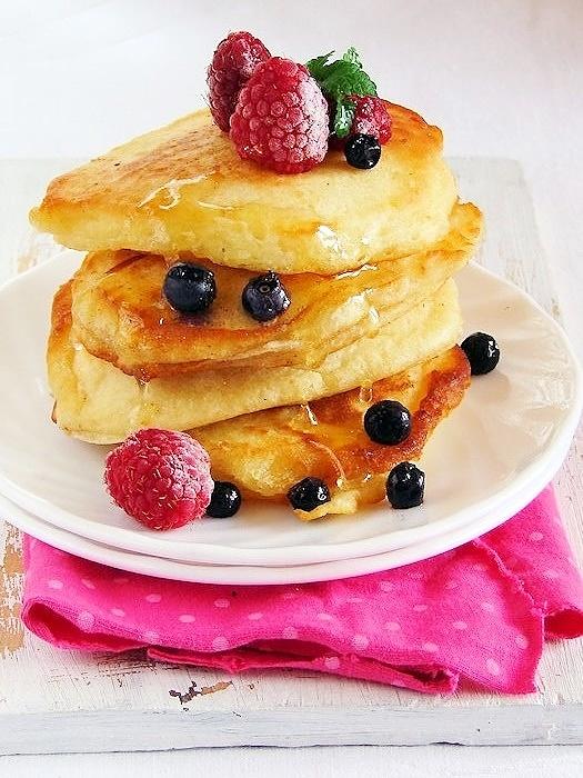 Pikelets - małe australien placuszki puszyste z miodem i owocami