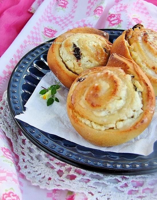 Drożdżowe zawijańce z serem