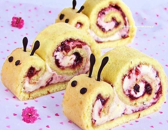 Rolada ślimaczek z kremem i dżemem śliwkowym