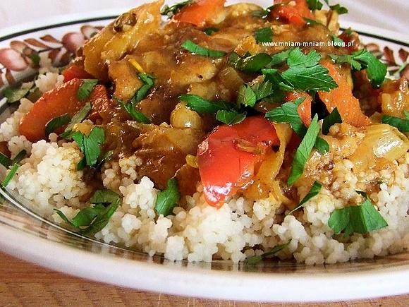 Tagine z kurczakiem - tradycyjna marokańska potrawa w glinianym naczyniu