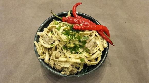Gulasz z szynki w śmietanowo-serowym sosie z makaronem