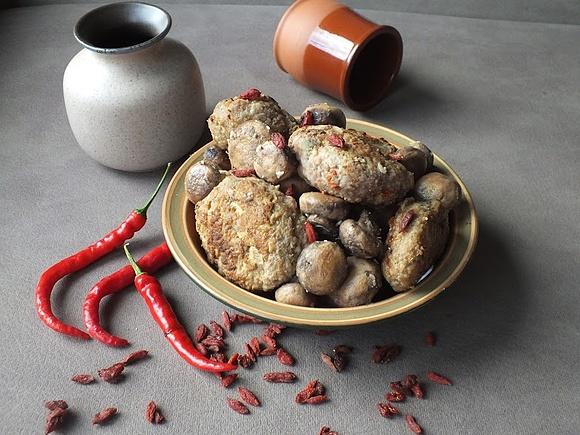Mielone na bogato z bazylią i chili