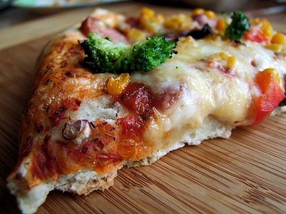Pizza Wojtek - przepis na chrupiące ciasto z miękkim środkiem
