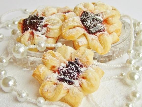 Joulutorttu fińskie ciasteczka z ciasta francuskiego z powidłami