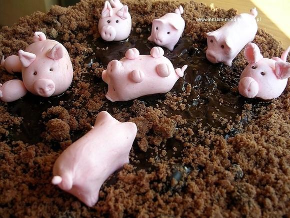 Tort ze świnkami i czarnym lasem - dekoracje z pianek