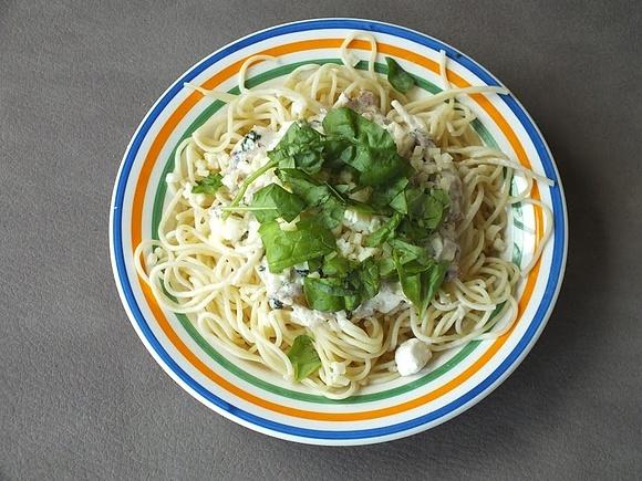 Spaghetti z sosem mięsno-twarogowym i szpinakiem