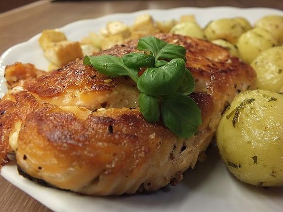 Łosoś z ziemniakami i tofu – szybki obiad dla zabieganych