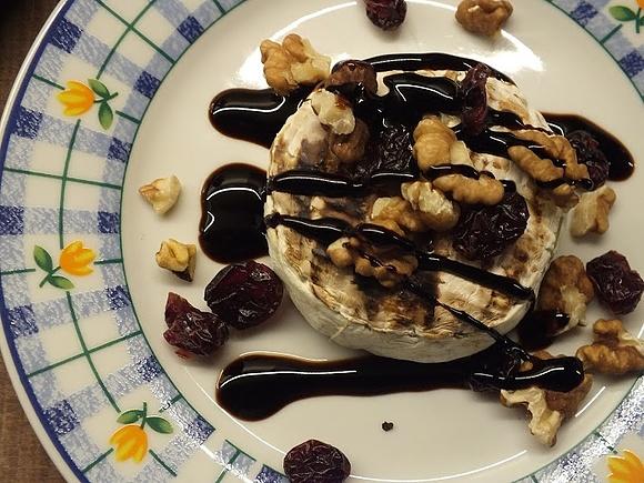 Camembert z glazurą żurawinową