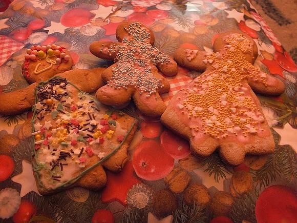 Kolorowe pierniczki ludziki na Boże Narodzenie