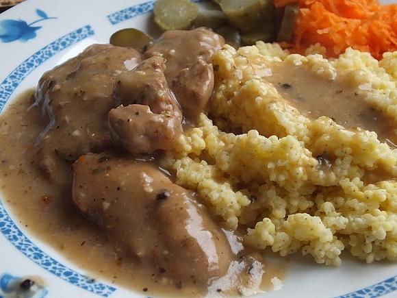 Polędwiczka wieprzowa duszona w sosie z kaszą jaglaną