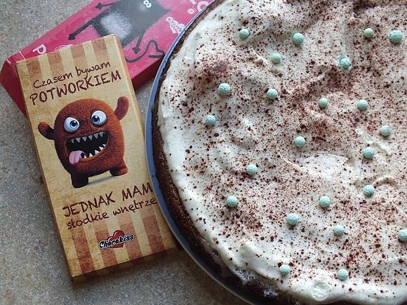 Brownie z bananem i karmelem pod pierzynką z bitej śmietany
