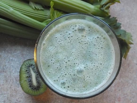 Zielony koktajl na zdrowie z selerem, kiwi i jabłkiem