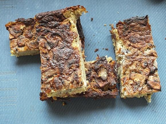 Babka ziemniaczana z kiełbasą z dzika i pieczarkami