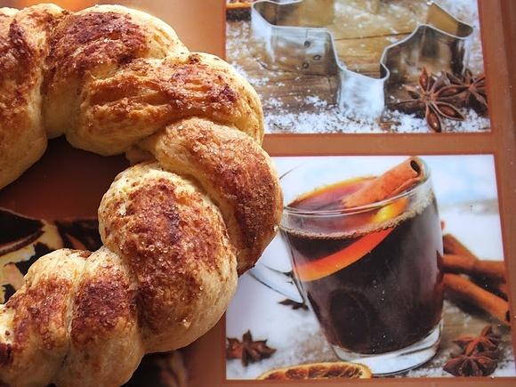 Drożdżowy obwarzanek z cynamonem