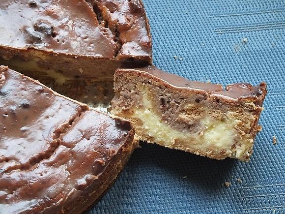 Dwukolorowy sernik z ciasteczkami i czekoladą