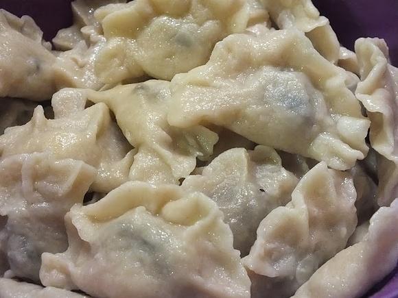 Pierogi ze śliwką i płatkiem migdałowym