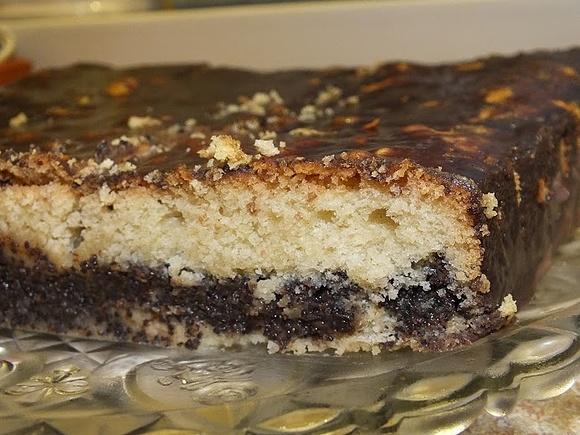 Makowiec na lanym cieście mocno wilgotny oblany czekoladą