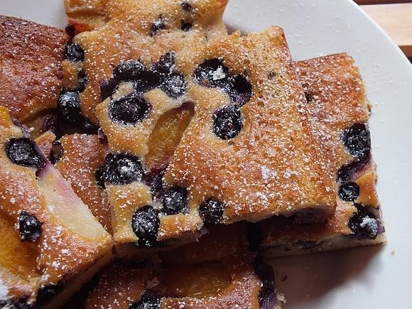 Placek jogurtowy z owocami na bazie mąki graham