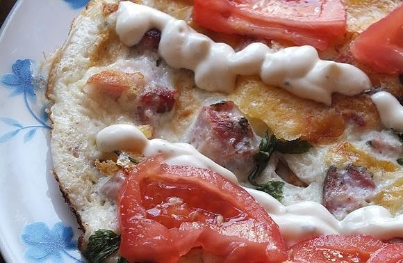 Kiełbasiany omlet z sosem gyros