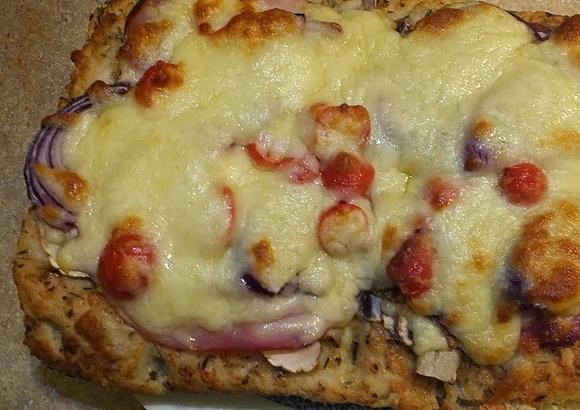 Focaccia z szynką, salami i pomidorkami koktajlowymi