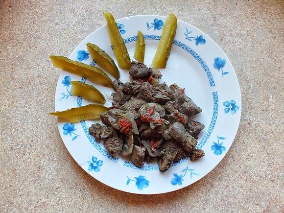 Wątróbka drobiowa z pieczarkami i papryką