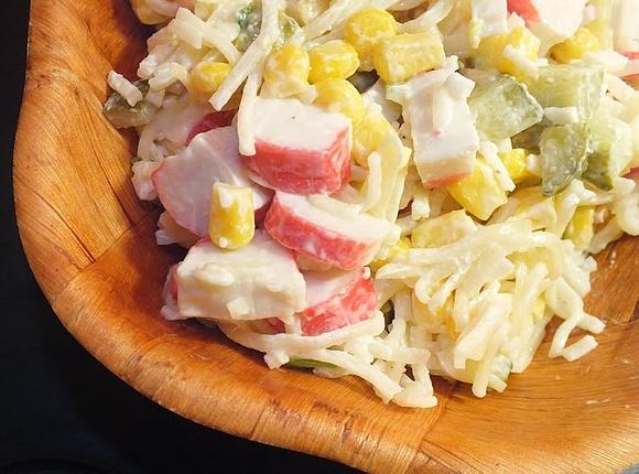 Sałatka makaronowa z surimi