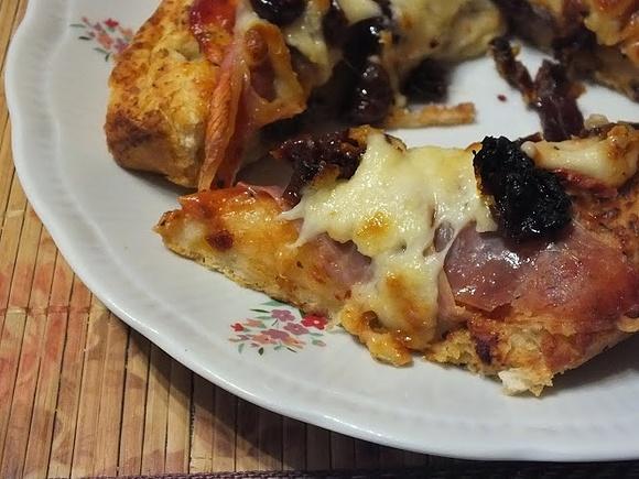 Focaccia z prosciutto i mozzarellą