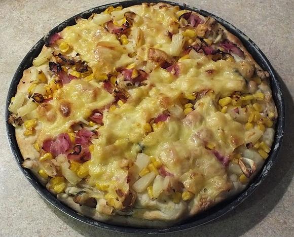 Domowa pizza z owocami morza
