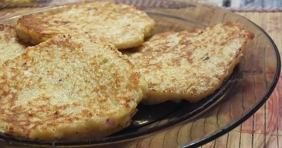Placki żytnie dyniowo-ziemniaczane z czerwoną cebulą