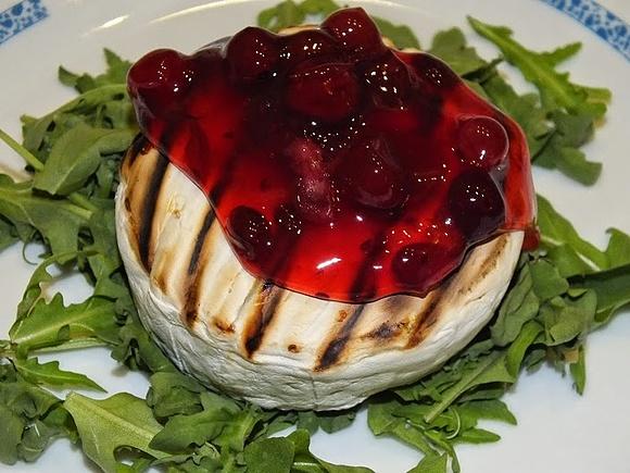 Camembert na rukoli z żurawiną