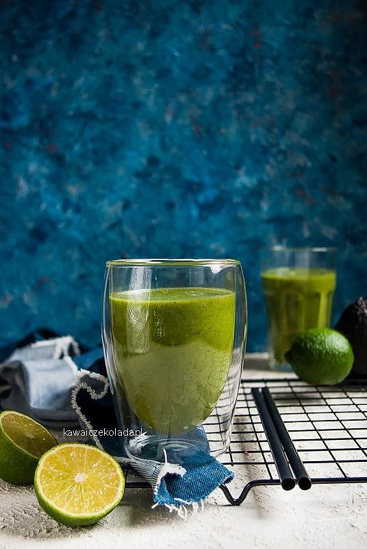 Smoothie z awokado pietruszki i limonki