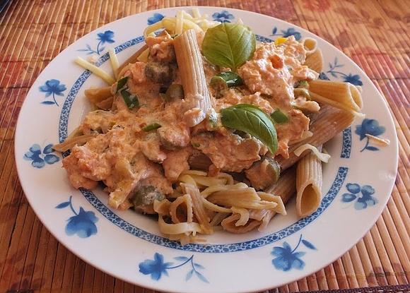 Penne razowe z sosem śmietanowo łososiowym i oliwkami
